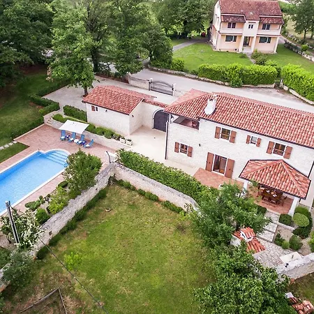 Spacious With Swimming Pool In Tinjan Vila *