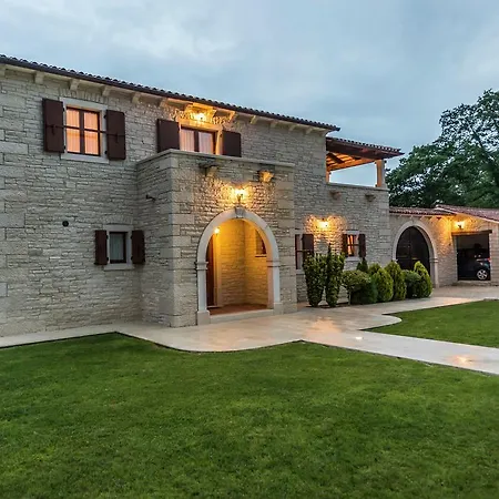 Spacious With Swimming Pool In Tinjan Kringa