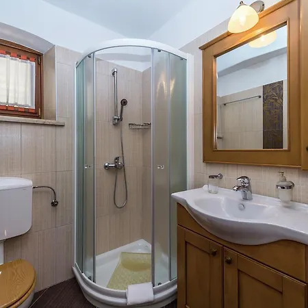 Spacious With Swimming Pool In Tinjan