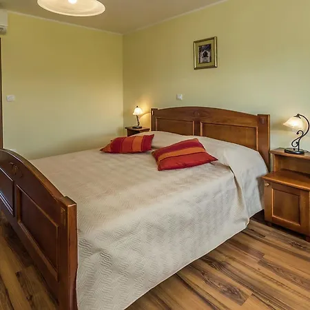 Vila Spacious With Swimming Pool In Tinjan