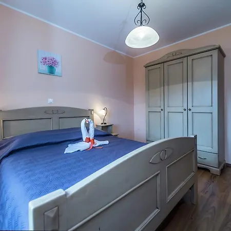 Spacious With Swimming Pool In Tinjan Vila