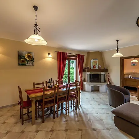 Spacious With Swimming Pool In Tinjan Vila Kringa