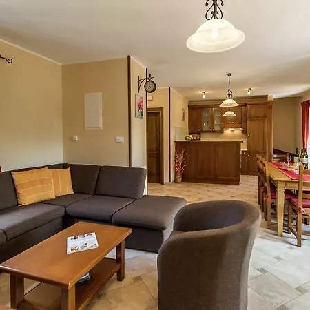 Spacious With Swimming Pool In Tinjan Vila
