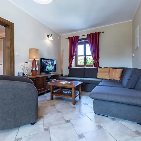 Vila Spacious With Swimming Pool In Tinjan *