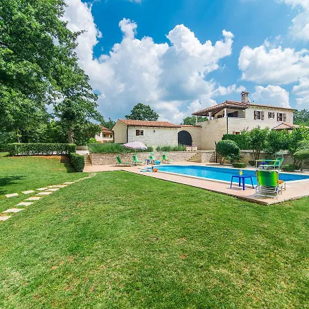 Vila Spacious With Swimming Pool In Tinjan