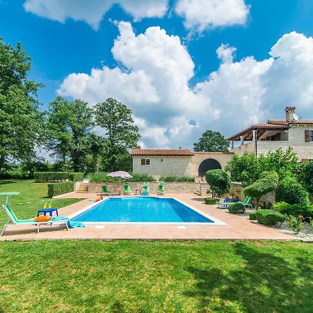 Spacious With Swimming Pool In Tinjan *