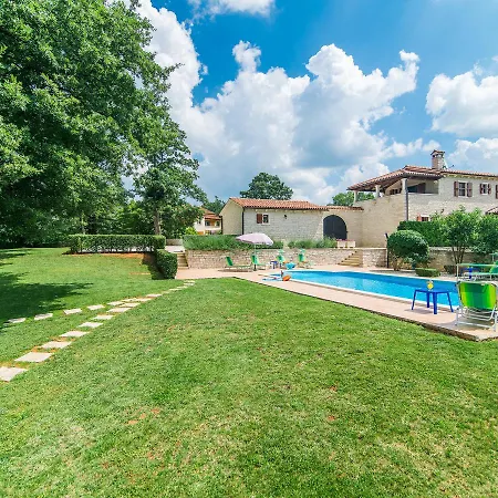 Spacious With Swimming Pool In Tinjan Vila *