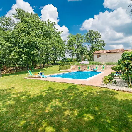 Spacious With Swimming Pool In Tinjan Vila *