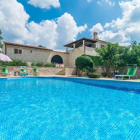 Spacious With Swimming Pool In Tinjan *
