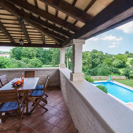 Spacious With Swimming Pool In Tinjan Vila *