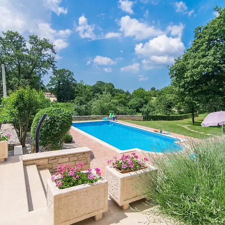 Spacious With Swimming Pool In Tinjan