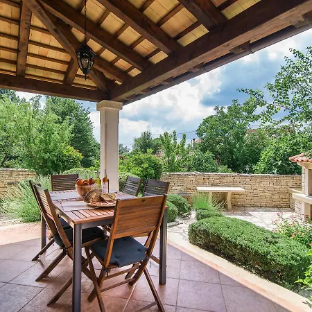 Spacious With Swimming Pool In Tinjan Vila