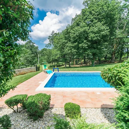 Vila Spacious With Swimming Pool In Tinjan