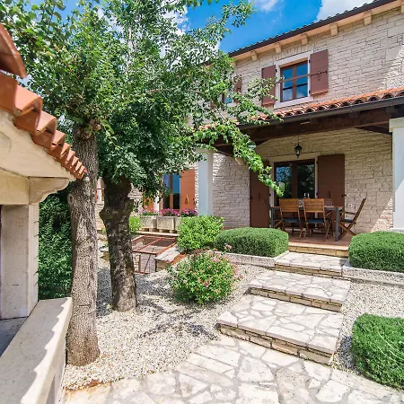 Spacious With Swimming Pool In Tinjan Vila Kringa