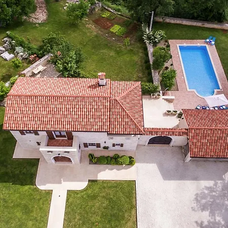 Spacious With Swimming Pool In Tinjan Kringa